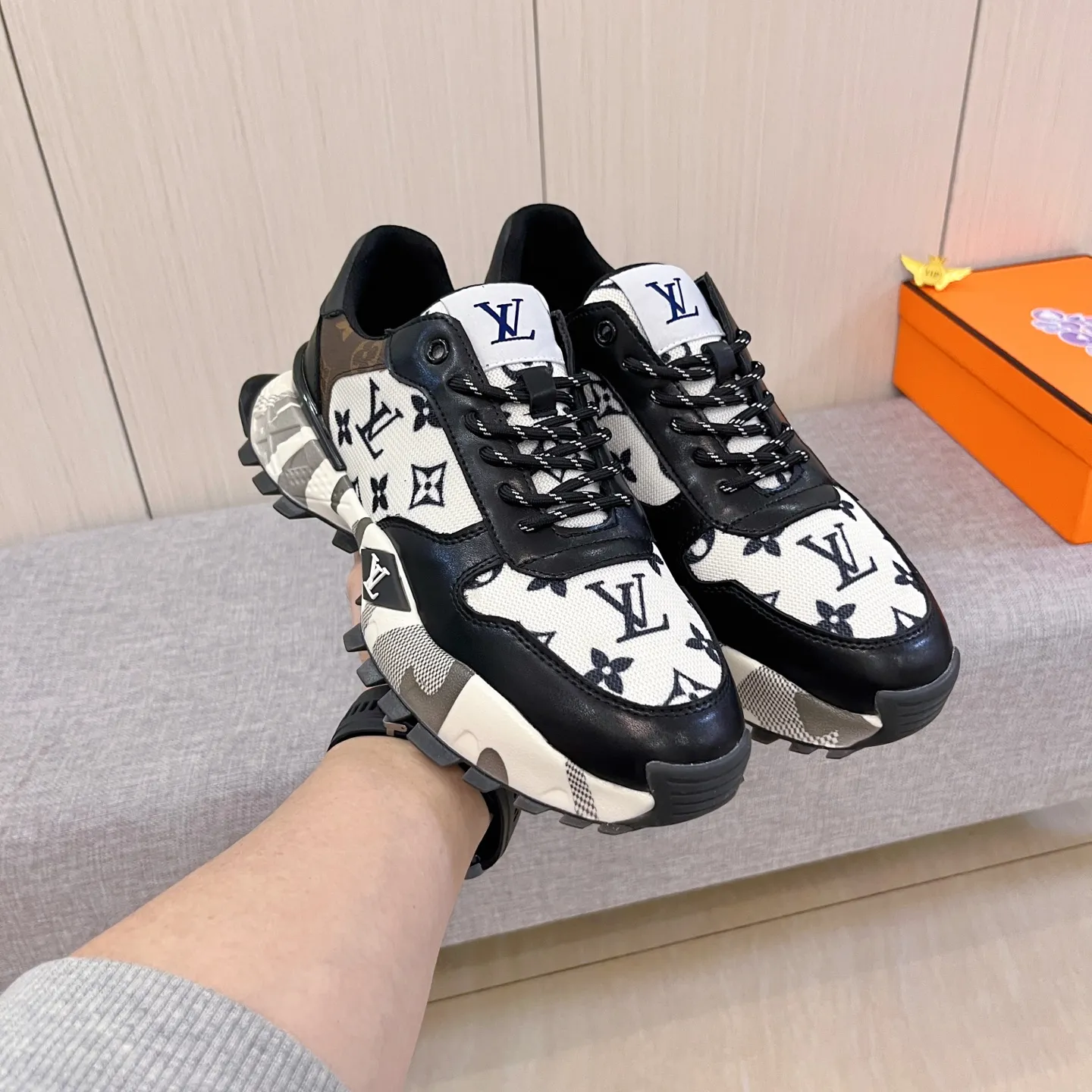 Men's shoes💰 460💰[LV]🔥Louis Vuitton, high-end men's shoes brand, official website 1:1 latest masterpiece: the upper is made of Italian imported first-layer cowhide with a comfortable and breathable lining➕original non-slip and wear-resistant outsole🔥, making walking more convenient and comfortable! An exclusive new model, a stunning work, a beautiful 1:1 replica [color] compared to the official quality! Create a fashionable personality to set off your uniqueness! A must-have for trendy men! Classic 🔥 Size: 38-44 Color: 🔥 2 colors available 🔥.